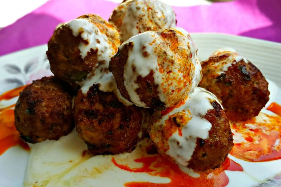 Soslu Köfte Yemeği