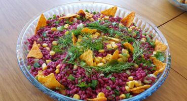 Cips Eşliğinde Pancar Soslu Bulgur Salatası