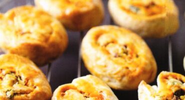 Sucuklu Gül Böreği