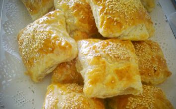 Tavuklu Garnitürlü Puf Börek